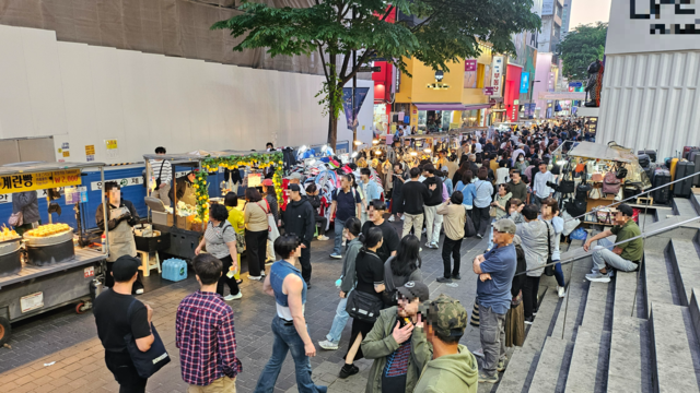 18일 오후 서울 중구 명동역 인근 골목을 외국인 관광객들이 가득 메우고 있다. 오른쪽 사진은 같은 날 서울 강남구 신사역 가로수길 한 건물에 상점 임차인을 찾는다는 안내문이 붙어 있는 모습.