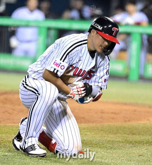 155km 패스트볼에 팔뚝을 맞은 LG 송찬의가 고통스러워하고 있다 / 잠실 = 유진형 기자 zolong@mydaily.co.kr