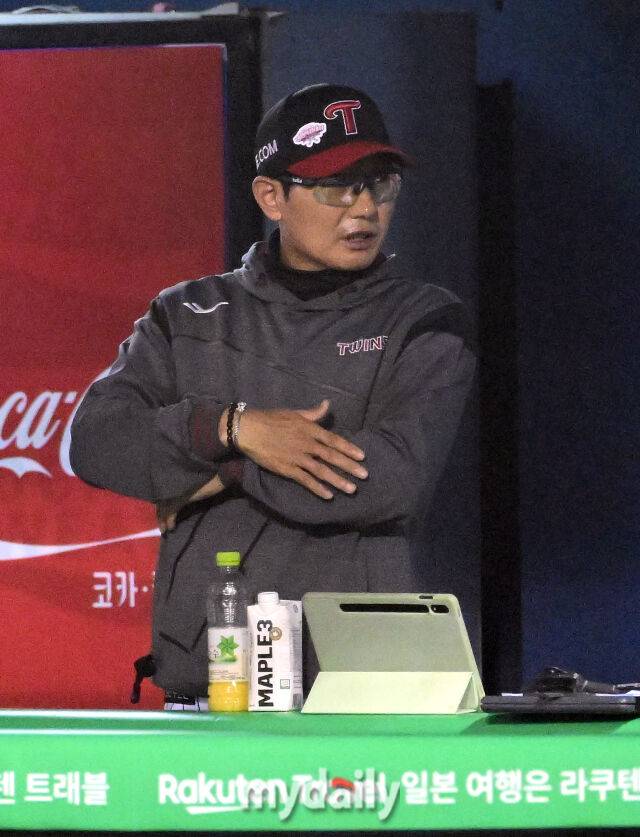 LG 송찬의가 팔뚝에 사구를 맞고 쓰러지자 아쉬워하는 염경엽 감독 / 잠실 = 유진형 기자 zolong@mydaily.co.kr