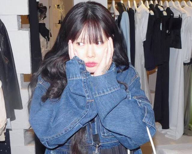 현아가 사고싶은 게 많은 듯 행복한 표정을 짓고 있다. / 현아 SNS 캡처