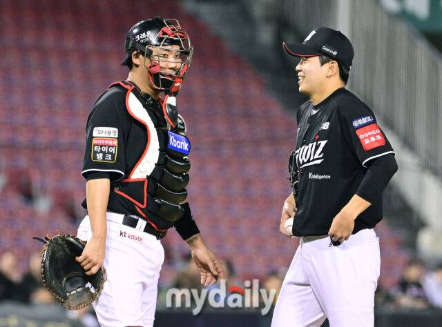30일 오후 서울 잠실구장에서 진행된 '2025 신한 SOL뱅크 KBO 리그' KT-두산의 경기. kt 장성우 포수가 마운드에 올라 손동현 포수와 이야기를 하고 있다./마이데일리