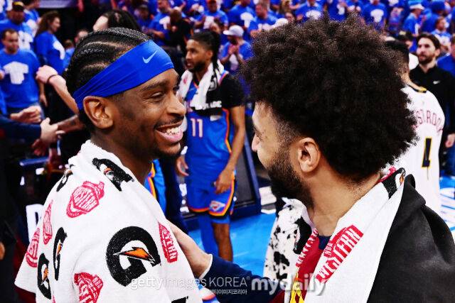 19일 덴버를 꺾고 서부 콘퍼런스 결승에 오른 후 기뻐하는 길저스-알렉산더(왼쪽)와 윌리엄스. /게티이미지코리아