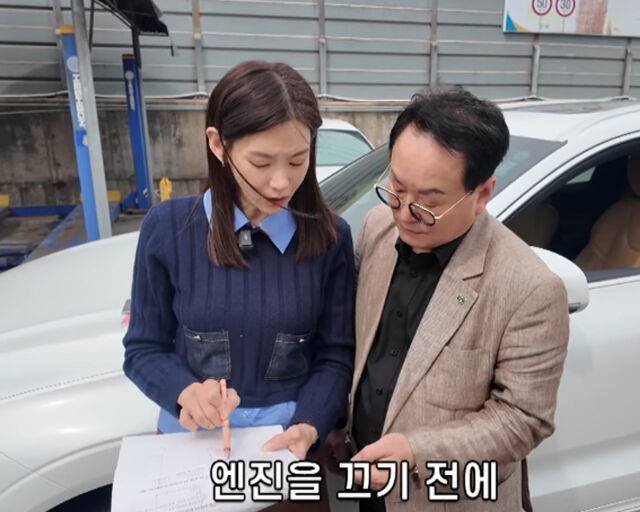 정가은이 박래호에게 모르는 문제를 물어보고 있다. / 유튜브 '원더가은 정가은' 캡처