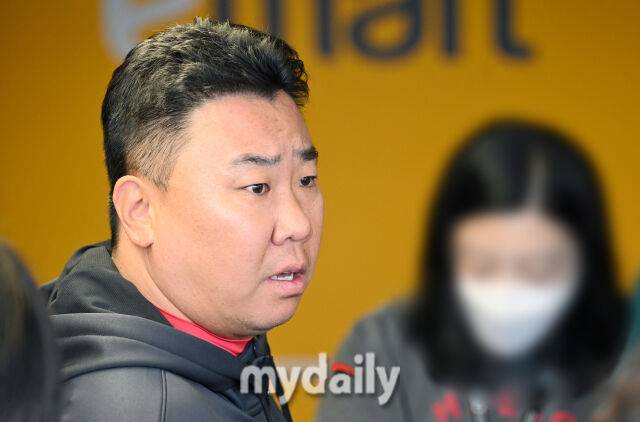 10일 오후 인천광역시 문학동 SSG랜더스필드에서 진행된 '2025 프로야구 KBO리그' SSG랜더스와 KIA타이거즈의 경기. 기아 이범호 감독이 경기전 인터뷰를 갖고 있다./마이데일리