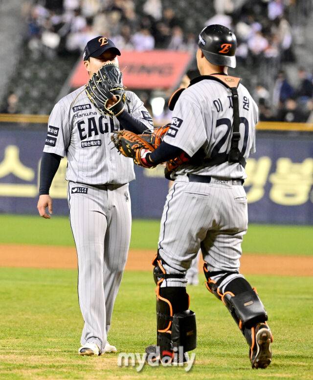 2025년 4월 10일 오후 서울 잠실구장에서 진행된 '2025 신한 SOL뱅크 KBO 리그' 한화 이글스와 두산 베어스의 경기. 한화 김종수와 이재원이 7-2로 승리한 뒤 기뻐하고 있다./마이데일리