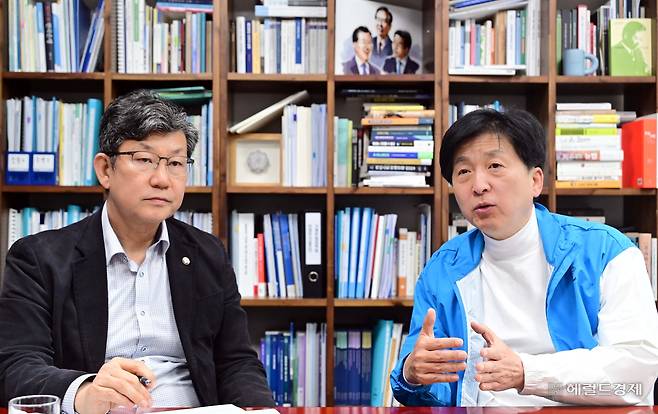 오기형(오른쪽), 김남근 더불어민주당 의원이 13일 오후 서울 여의도 국회의원회관에서 헤럴드경제와 인터뷰를 하고 있다. 이상섭 기자