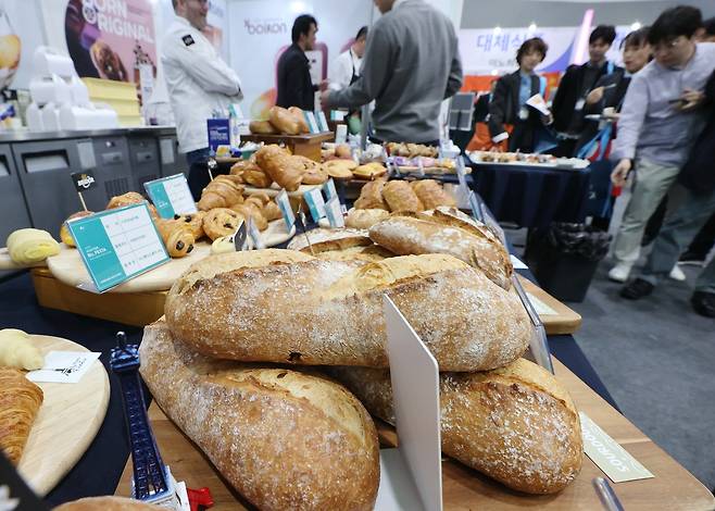지난 4월 2일 서울 서초구 aT센터에서 열린 ‘2025 삼성웰스토리 F&B 비즈페스타’를 찾은 참관객들이 전시를 둘러보고 있다. [연합]