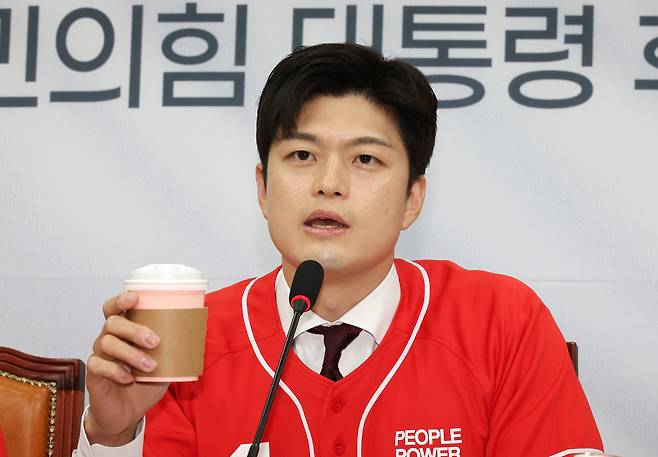 김용태 국민의힘 비상대책위원장이 19일 국회에서 열린 중앙선거대책위원회 회의에서 “어떤 분이 커피를 8천원에서 1만원 받는데 원가가 120원이더라 했다. 커피 관련 소상공인이 폭리를 취하는 것처럼 들린다”라며 발언하고 있다. [연합]