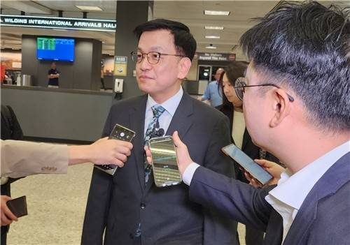 최상목 전 경제부총리 겸 기획재정부 장관이 미국 도널드 트럼프 행정부와 통상 협의를 하기 위해 22일(현지시간) 미국에 도착해 취재진과 인터뷰하고 있다.［연합］