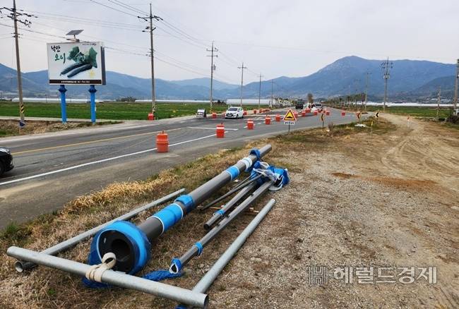 벌교읍-낙안면 지방도 확.포장 공사가 임시도로 개통 상태로 장기간 지연되고 있다. /박대성 기자.