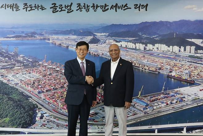 송상근 부산항만공사 사장(왼쪽)과 바야르도 파고아다 온두라스 인프라교통부 차관(오른쪽) 이 기념촬영하고 있는 모습. [부산항만공사 제공]