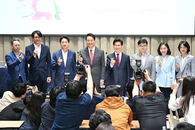 오세훈 서울시장이 19일 서울시청에서 열린 ‘약자와 동행하는 서울 토론회’ 참석자들과 기념촬영을 하고있다. [서울시 제공]