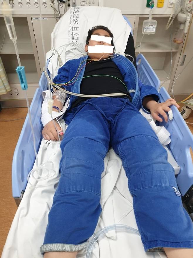 2022년 대구의 한 체육관에서 유도관장에게 업어치기를 당해 영구 장애를 얻은 초등생 B 군. B 군의 부모는 2023년 억울함을 호소하며 온라인 커뮤니티에 해당 사진을 공개했다.