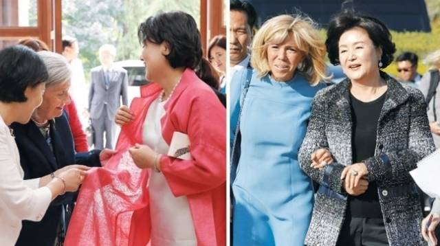 2017년 조안 허버드 전 주한 미국 대사 부인이 김정숙 여사의 분홍색 누비옷을 살펴보는 모습(왼쪽). 2018년 김 여사와 프랑스 대통령 영부인인 브리지트 마크롱 여사가 파리 루브르 박물관에 입장하는 모습. [연합]