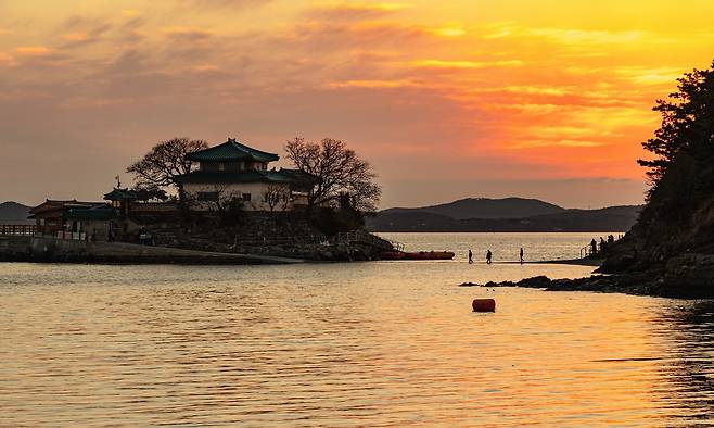 간월암은 한국관광명소를 지구촌 이웃들에게 알리는 한국관광공사의 ‘필더리듬 오브 코리아’ 머드맥스 편에 등장했다.