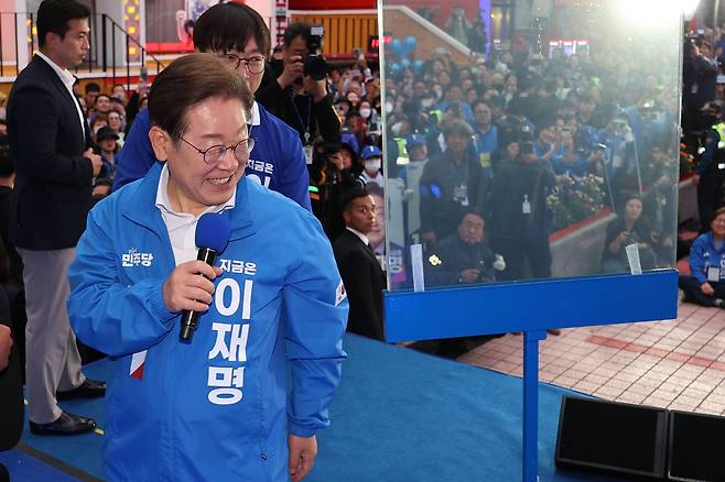 이재명 더불어민주당 대선 후보가 19일 서울 마포구 KT&G 상상마당 앞에서 방탄유리가 설치된 유세차에 올라 연설하고 있다. [연합]