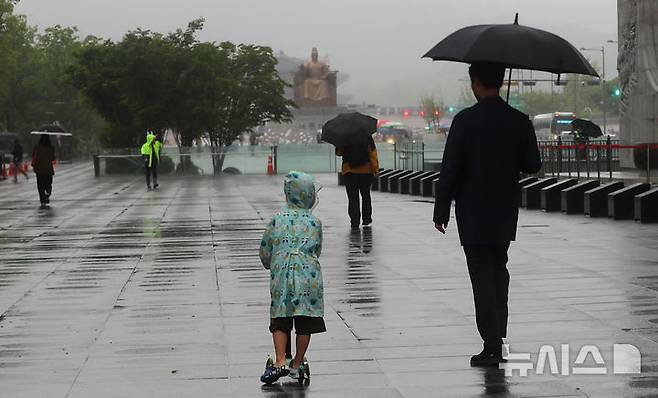 [서울=뉴시스] 김혜진 기자 = 비가 내리는 15일 오전 서울 종로구 광화문 네거리에 우산을 쓴 시민들이 발걸음을 재촉하고 있다. 2025.05.15. jini@newsis.com