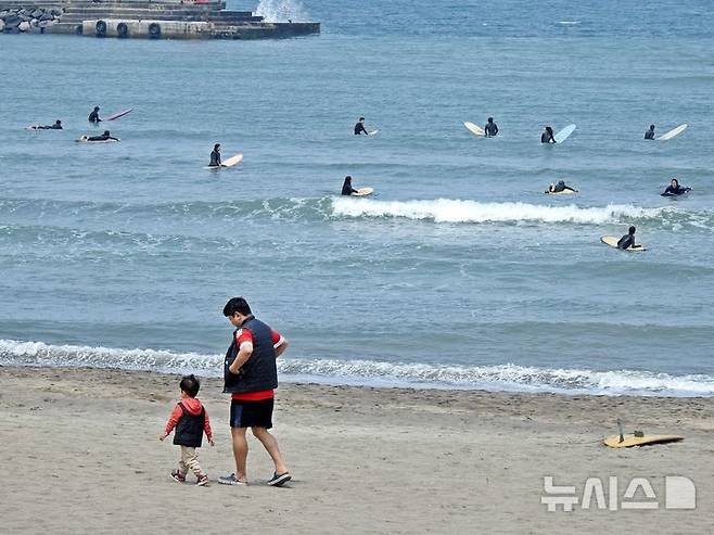 [제주=뉴시스] 오영재 기자 = 11일 오후 제주시 이호테우해수욕장에서 서핑객들이 서핑을 하고 있다. 2025.05.11. oyj4343@newsis.com