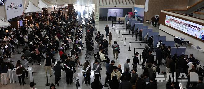 [인천=뉴시스] 전진환 기자 = 지난 3월6일 인천 남동구 인천시청 중앙홀에 마련된 천원주택(매입임대주택) 접수처에서 예비 입주자들이 접수를 하고 있다.  '천원주택'은 하루 임대료 1000원, 월 3만 원으로 주거(매입임대주택)를 제공하는 인천형 저출산 주거정책으로, 결혼 7년 이내 인천지역 신혼부부 또는 예비 신혼부부, 한부모 가정 등을 대상으로 최초 2년부터 최대 6년까지 지원한다. 2025.05.19. amin2@newsis.com