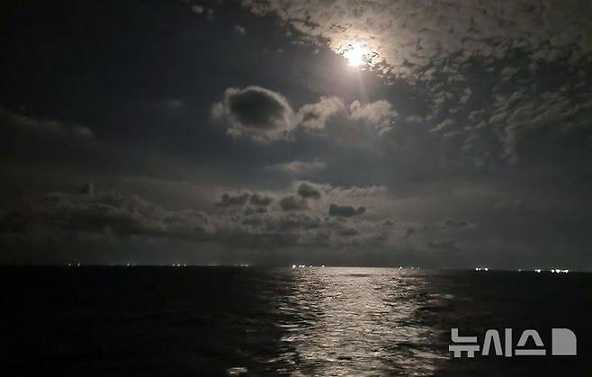 [제주=뉴시스] 10일 오후 제주 서귀포해양경찰서 5002함에서 바라본 한중잠정조치 수역. 2024.10.13. oyj4343@newsis.com