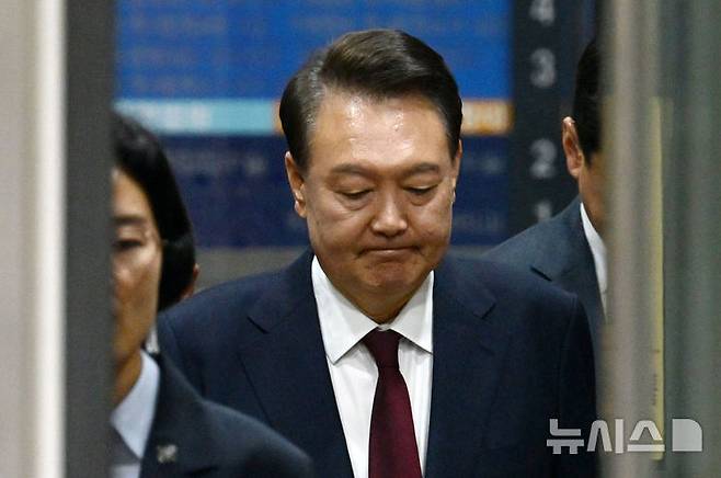 [서울=뉴시스] 사진공동취재단 = 윤석열 전 대통령이 지난 12일 서울 서초구 서울중앙지방법원에서 열린 '내란 우두머리 혐의' 3차 공판을 마치고 귀가하고 있다. 2025.05.12. photo@newsis.com