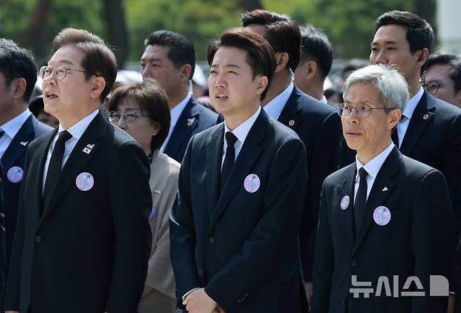 [광주=뉴시스] 고범준 기자 = 이재명 더불어민주당 대선후보, 이준석 개혁신당 대선후보, 권영국 민주노동당 대선 후보가 18일 광주 북구 국립5·18민주묘지에서 열린 제45주년 5·18민주화운동 기념식에 참석해 자리하고 있다. (대통령실통신사진기자단) 2025.05.18. bjko@newsis.com