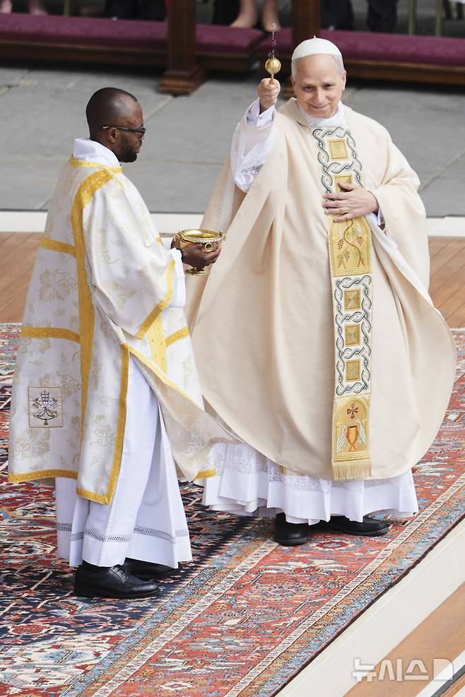 [바티칸=AP/뉴시스] 교황 레오 14세가 18일(현지 시간) 바티칸 성 베드로 광장에서 즉위 미사를 집전하고 있다. 2025.05.19.