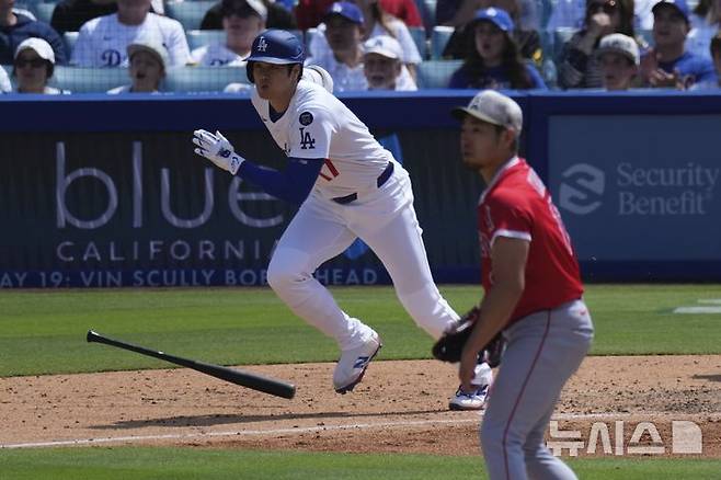 [로스앤젤레스=AP/뉴시스] 미국 메이저리그(MLB) LA 다저스의 오타니 쇼헤이(왼쪽)가 18일(현지 시간) 미국 캘리포니아주 로스앤젤레스의 다저스타디움에서 벌어진 2025 MLB LA 에인절스와의 경기 5회말 안타를 친 뒤 달리고 있디. 2025.05.19.
