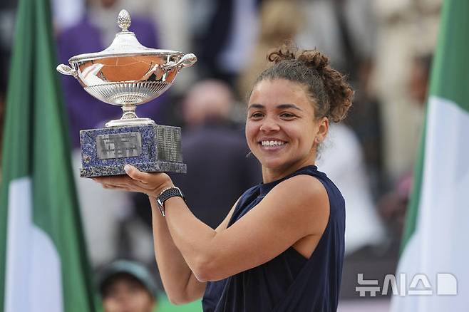 [로마=AP/뉴시스] 자스민 파올리니(이탈리아)가 지난 17일(현지 시간) 이탈리아 로마에서 열린 여자프로테니스(WTA) 투어 BNL 이탈리아 인터내셔널 단식 결승에서 코코 고프(미국)를 꺾고 우승한 뒤 트로피를 들고 미소를 짓고 있다. 2025.05.17