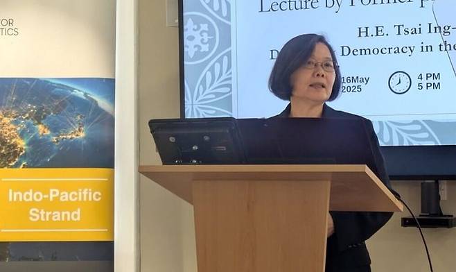 [서울=뉴시스] 차이잉원 전 대만 총통이 지난 16일(현지 시간) 영국 캠브리지대에서 연설하고 있다. 차이잉원 전 총통은 ‘전직 총통 외교’의 새로운 역사를 쓰고 있다. (출처: 대만중앙통신) 2025.05.19. *재판매 및 DB 금지