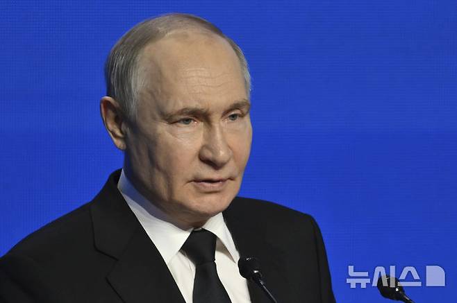 [볼고그라드=AP·스푸트니크/뉴시스]블라디미르 푸틴 러시아 대통령이 도널드 트럼프 미국 대통령과의 통화를 앞두고 "러시아는 '특수군사작전'을 완수하고 목표를 달성할 수 있는 충분한 힘을 갖고 있다"고 밝혔다. 무조건 휴전 수용을 압박하는 트럼프 대통령과의 전화 회담에서 성과를 도출하기 어렵다는 전망이 나온다. 사진은 푸틴 대통령이 지난달 29일(현지 시간) 볼고그라드에서 열린 '위대한 유산-공동의 미래' 포럼에서 연설하는 모습. 2025.04.30.