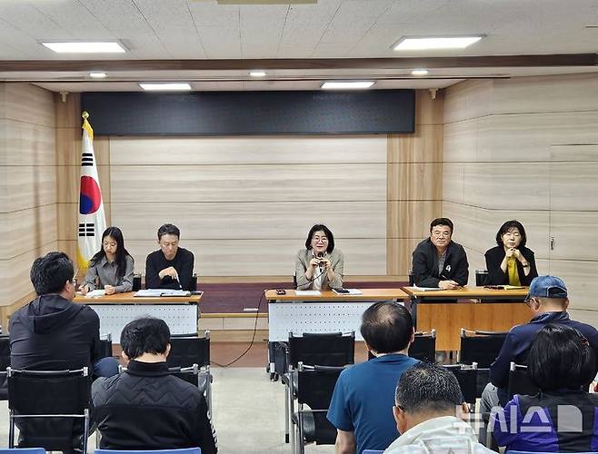 [청주=뉴시스] 18일 충북 청주시 청원구 내수읍 행정복지센터에서 청주 시온 숲속의 아침뷰 민간임대아파트 조기 분양 전환에 대한 공청회가 진행되고 있다. 2025.5.19. hugahn@newsis.com