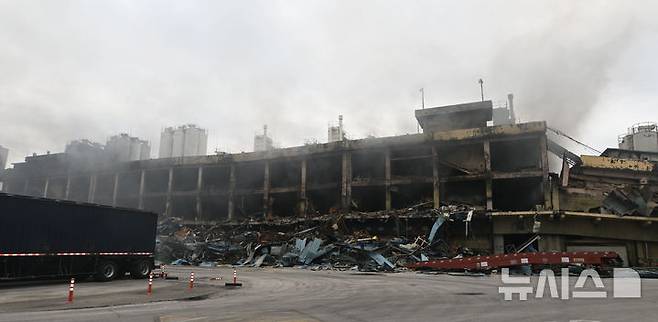 [광주=뉴시스] 이영주 기자 = 금호타이어 광주공장 화재 사흘째인 19일 오전 광주 광산구 금호타이어 2공장이 잿더미로 변해 연기가 피어오르고 있다. 2025.05.19. leeyj2578@newsis.com