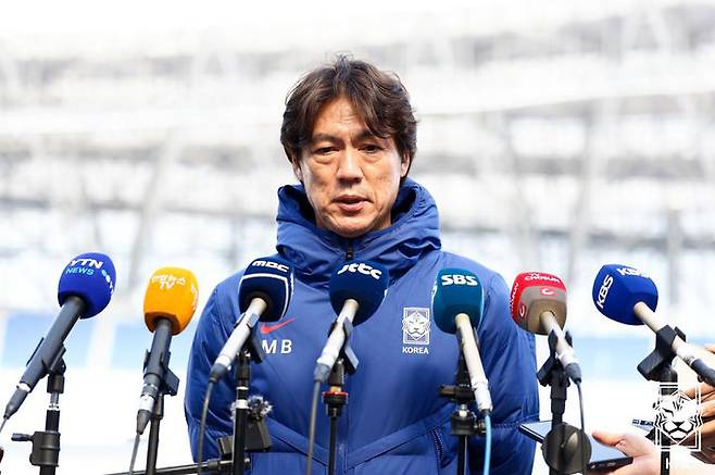 [서울=뉴시스] 이영환 기자 = 홍명보 축구대표팀 감독이 22일 용인미르스타디움에서 요르단과의 경기를 앞두고 진행되는 훈련에 앞서 취재진과 인터뷰를 하고 있다. (사진=대한축구협회 제공) 2025.03.22. photo@newsis.com *재판매 및 DB 금지