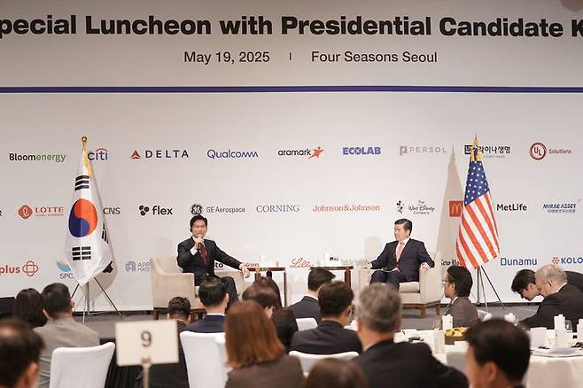 [서울=뉴시스] 김문수 국민의힘 대통령 후보(왼쪽)가 19일 서울 광화문 포시즌스호텔에서 열린 주한미국상공회의소(암참) 초청 특별 간담회에 참석해 제임스 김 암참 회장과 대담하고 있다. (사진=암참 제공) 2025.05.19 photo@newsis.com *재판매 및 DB 금지