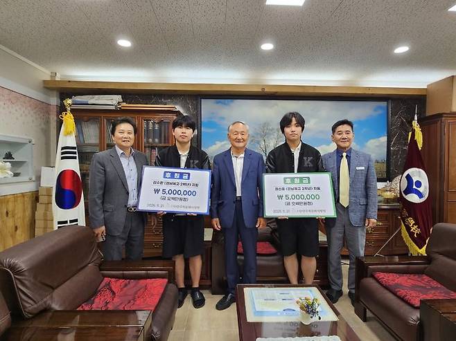 [진주=뉴시스]진주목문화사랑방, 경남예고에 장학금 1000만원 전달.(사진=진주목문화사랑방 제공).2025.05.19.photo@newsis.com *재판매 및 DB 금지