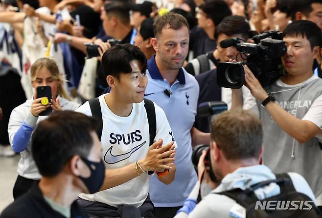 [인천공항=뉴시스] 김근수 기자 = 잉글랜드 프로축구 프리미어리그(EPL) 토트넘 홋스퍼 주장 손흥민이 28일 인천 중구 인천국제공항 제1여객터미널을 통해 입국하고 있다. 토트넘 홋스퍼는 오는 31일과 8월 3일 서울월드컵경기장에서 '팀 K리그'와 '바이에른 뮌헨'과 '쿠팡플레이 시리즈' 경기를 치를 예정이다. 2024.07.28. ks@newsis.com