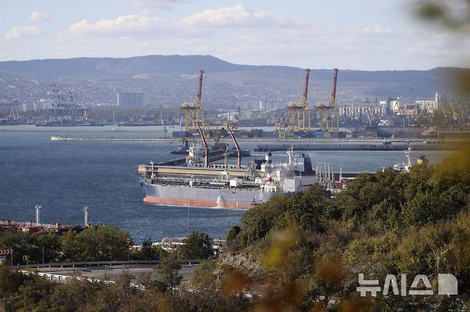 [노보로시스크(러시아)=AP/뉴시스] 에스토니아 정부가 지정된 항로를 따라 운항하던 라이베리아 국적 유조선이 러시아에 억류됐다고 18일(현지 시간) 주장했다. 사진은 2022년 10월11일 러시아 노보로시스크에 러시아의 그림자 함대로 의심되는 유조선 한 척이 정박한 모습. 2025.05.15.