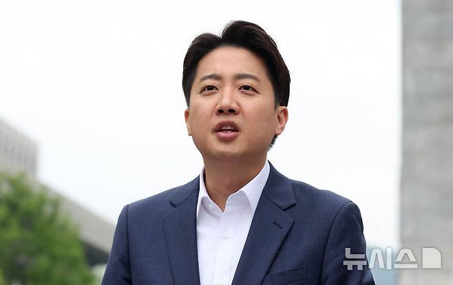 [서울=뉴시스] 추상철 기자 = 이준석 개혁신당 대선 후보가 19일 오전 서울 종로구 광화문광장 이순신동상 앞에서 기자회견을 하고 있다. 2025.05.19. scchoo@newsis.com