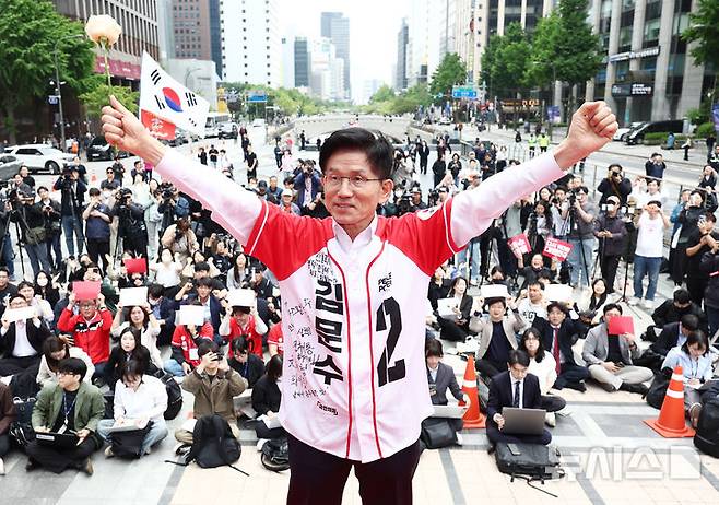 [서울=뉴시스] 고승민 기자 = 김문수 국민의힘 대선 후보가 19일 오전 서울 중구 청계광장 소라탑 앞에서 '청년이 바라는 대한민국' 정책 공약 발표 후 두 팔을 들어 보이고 있다. (공동취재) 2025.05.19. photo@newsis.com