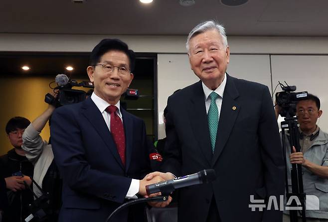 [서울=뉴시스] 고승민 기자 = 김문수 국민의힘 대선 후보가 19일 서울 중구 부영 태평빌딩 대한노인회를 방문, 이중근 회장을 만나 인사를 나누고 있다. 2025.05.19. kkssmm99@newsis.com