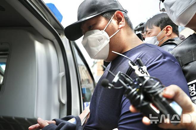 [서울=뉴시스] 김명년 기자 = 서울 강북구 미아동 마트에서 흉기를 휘둘러 1명을 살해하고 1명을 다치게 한 김성진(32·남)이 1일 오전 서울 강북경찰서에서 검찰로 송치되고 있다. 2025.05.01. kmn@newsis.com