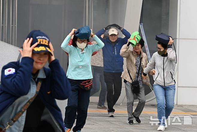 [수원=뉴시스] 김종택 기자 = 19일 경기 수원시 SK아트리움에서 열린 재난대응 안전한국훈련에서 시민들이 지진대피훈련을 하고 있다. 2025.05.19. jtk@newsis.com