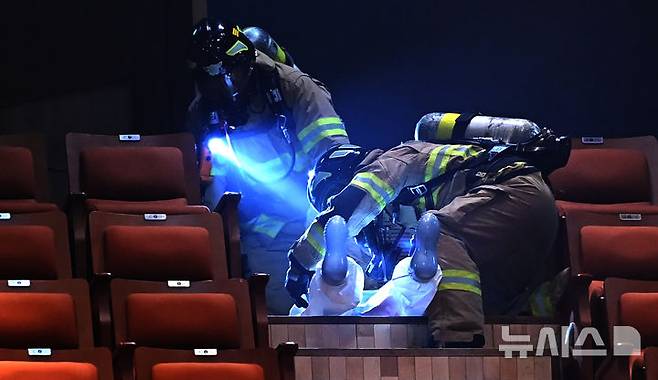 [수원=뉴시스] 김종택 기자 = 19일 경기 수원시 SK아트리움에서 열린 재난대응 안전한국훈련에서 소방대원들이 지진으로 건물 붕괴 상황을 가정한 긴급구조종합훈련을 하고 있다. 2025.05.19. jtk@newsis.com