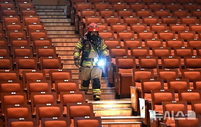 [수원=뉴시스] 김종택 기자 = 19일 경기 수원시 SK아트리움에서 열린 재난대응 안전한국훈련에서 소방대원들이 지진으로 건물 붕괴 상황을 가정한 긴급구조종합훈련을 하고 있다. 2025.05.19. jtk@newsis.com