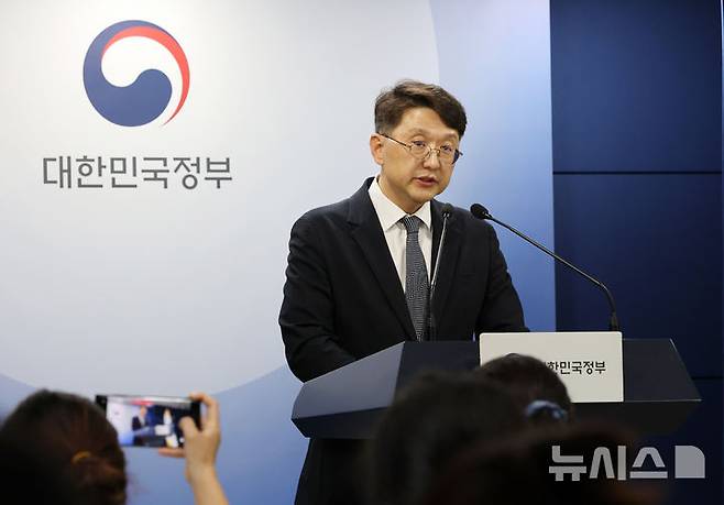 [서울=뉴시스] 배훈식 기자 = 최우혁 과학기술정보통신부 정보보호네트워크정책관이 19일 오전 서울 종로구 정부서울청사에서 SKT 침해사고 관련 민관합동조사단 중간 조사 결과를 발표하고 있다. 2025.05.19. dahora83@newsis.com