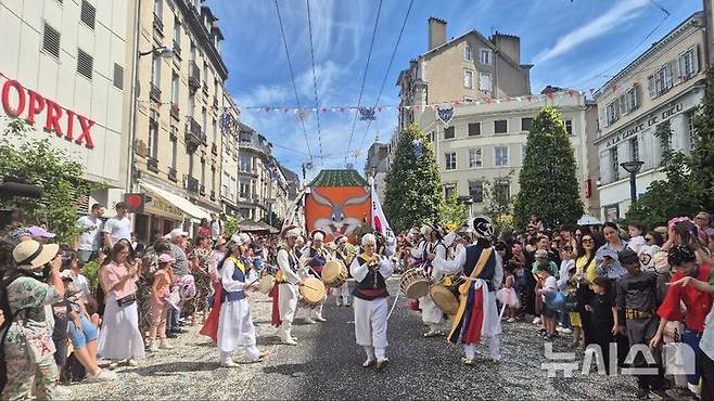 [이천=뉴시스] 이천시가 프랑스 리모주시 자매결연 10주년을 맞아 현지에서 거리공연을 선보이고 있다 (사진=이천시 제공) 2025.05.19.photo@newsis.com