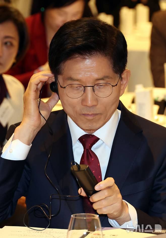 [서울=뉴시스] 고승민 기자 = 김문수 국민의힘 대선 후보가 19일 서울 광화문 포시즌스 호텔에서 열린 주한미국상공회의소(암참) 간담회에서 통역기를 착용하고 있다. 2025.05.19. kkssmm99@newsis.com