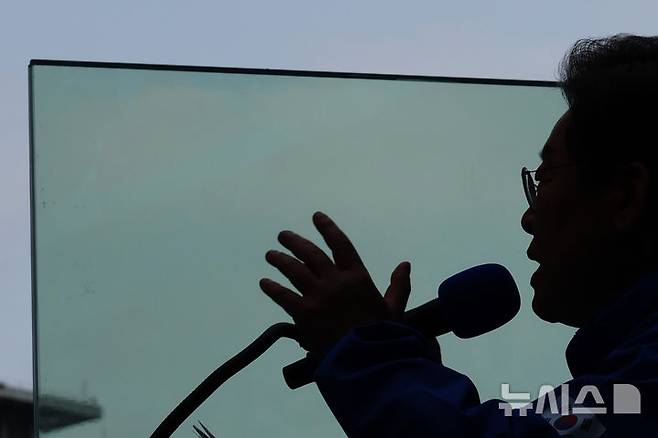 [서울=뉴시스] 권창회 기자 = 이재명 더불어민주당 대선 후보가 19일 서울 용산구 용산역 광장에서 열린 집중유세에서 방탄유리가 설치된 유세차 위에서 지지자들에게 인사하고 있다.(공동취재) 2025.05.19. photo@newsis.com