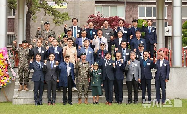 [증평=뉴시스] 김수광 육군37사단장이 부대 연병장에서 열린 창설 70주년 기념식에서 6.25참전용사, 역대 사단장,  지역 기관장들과 단체사진을 촬영하고 있다. (사진= 육군 37사단 제공) 2025.05.19. photo@newsis.com *재판매 및 DB 금지